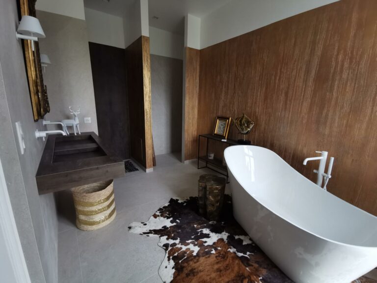 Salle de bain en céramique dans chambre d'hôte